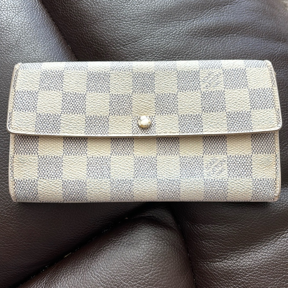 LV Wallet, some rubbing on seams on both bottom sides.  Clasp & zipper work well